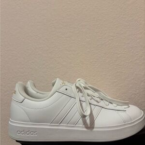 Adidas Women’s 7.5 Cloudfoam White Sneakers